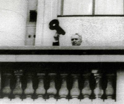 Nicolae Ceausescu kalba balkone