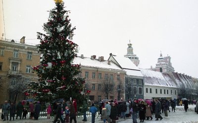 Vilnius, 1993 m. gruodžio 25 d. (ELTA). Kalėdų šventė - Vilniaus Rotušės aikštėje.  Vladimiro Gulevičiaus (ELTA) nuotr.