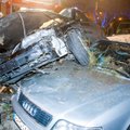 В Вильнюсе Saab влетел во двор и повис на автомобилe