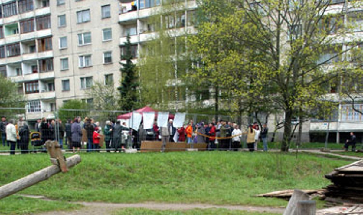 Šioje vaikų žaidimų aikštelėje sostinės Žirmūnų mikrorajone "Baltijos ąžuolas" planuoja statyti daugiabutį.
