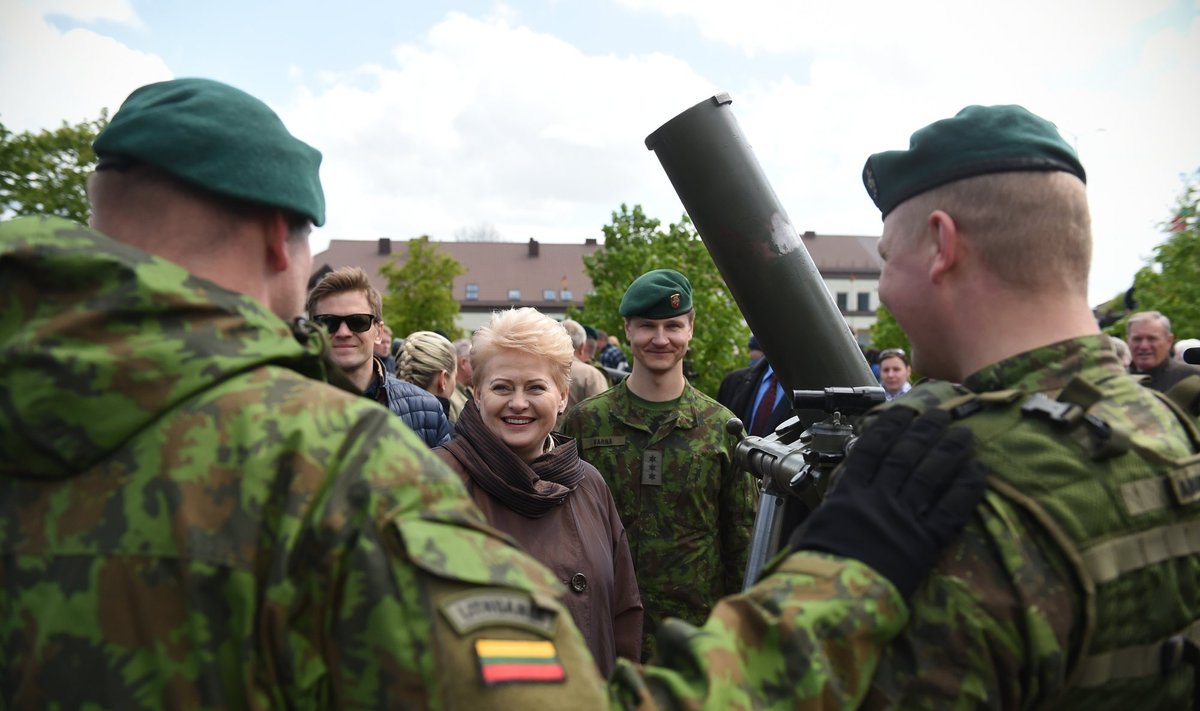 President Dalia Grybauskaitė with soldiers in Marijampolė. Photo by R.Dačkus