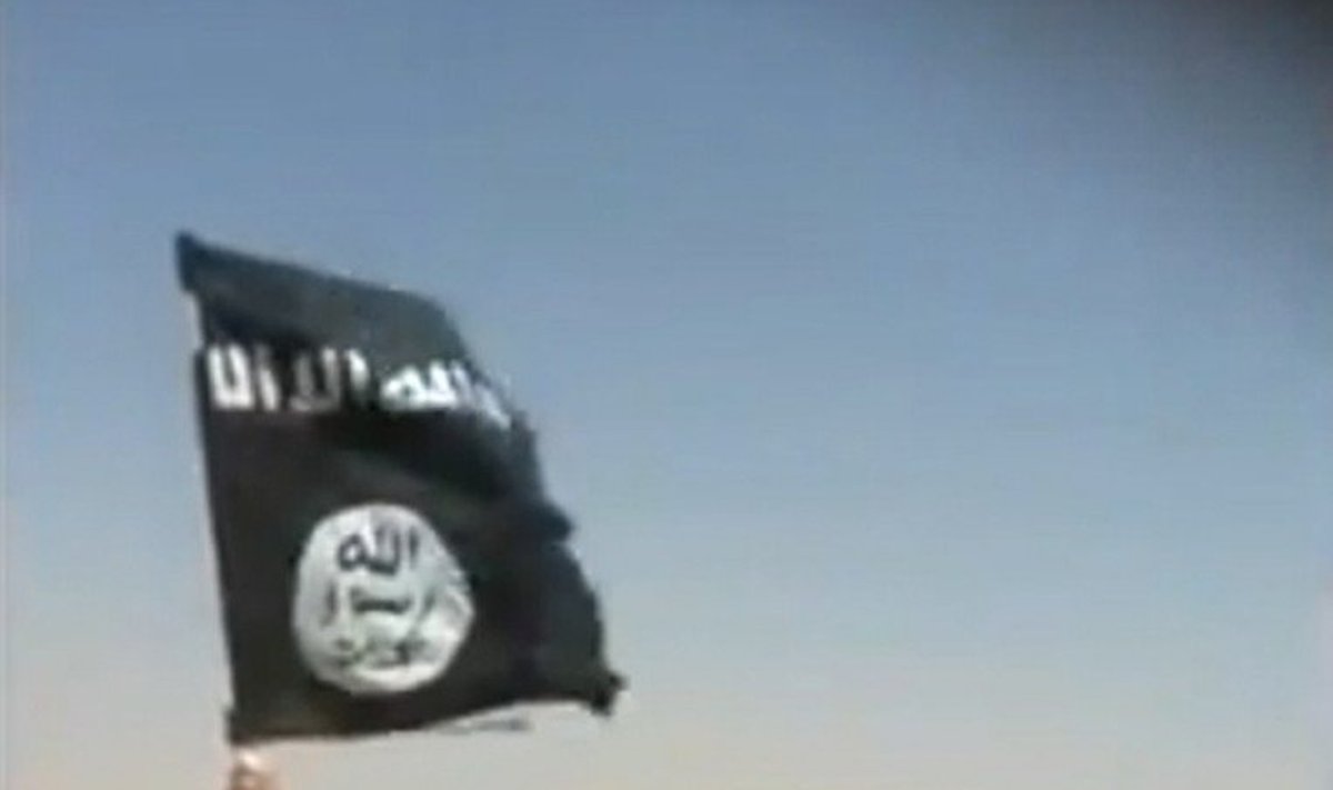 IS teroristas veda belaisvius į egzekuciją
