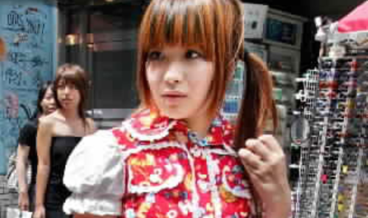 "Lolitiškai" atrodanti mergina dairosi po vitrinas Tokijuje, Japonijoje. Harajuku parduotuvių rajonas - labai populiarus tarp madingo jaunimo, čia galima pamatyti ir verslininkų su kostiumais, ir ekscentriškai apsirengusių paauglių.