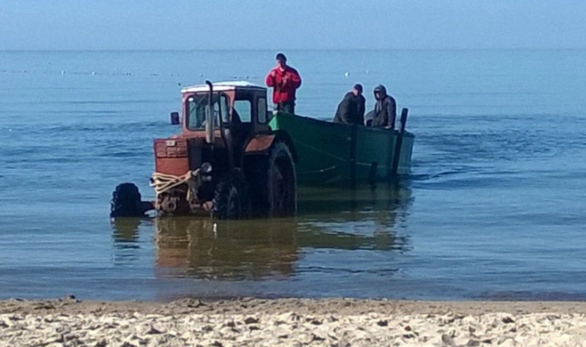 Poilsiautojos įamžinti kadrai, kaip traktorius įvažiuoja į jūrą