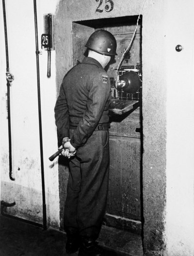 Niurnbergo kalėjimo sargybinis prie kameros, kurioje buvo laikomas vienas iš nacių nusikaltėlių. 1945–1946 m.