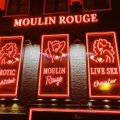 Išskirtinis reportažas iš Raudonųjų žibintų kvartalo: vitrinose stovinčios prostitutės – tik „gėlytės“