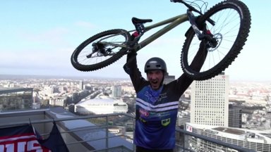Prancūzų sportininkas pakilo triukų dviračiu į 33 aukštų pastatą