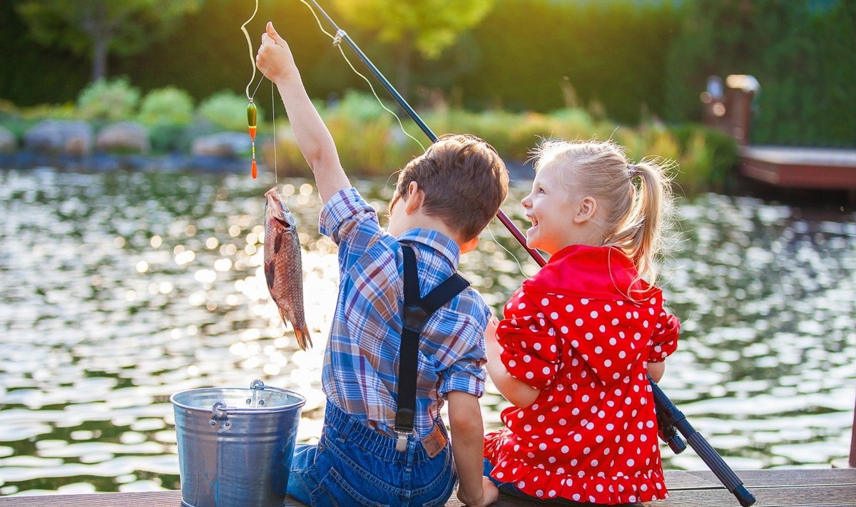 Žvejojantys vaikai