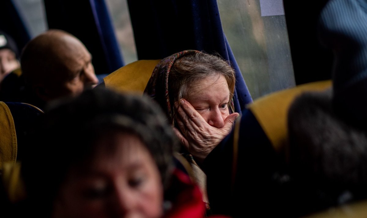 Ukrainą paliekantys karo pabėgėliai atsisveikina su artimaisiais