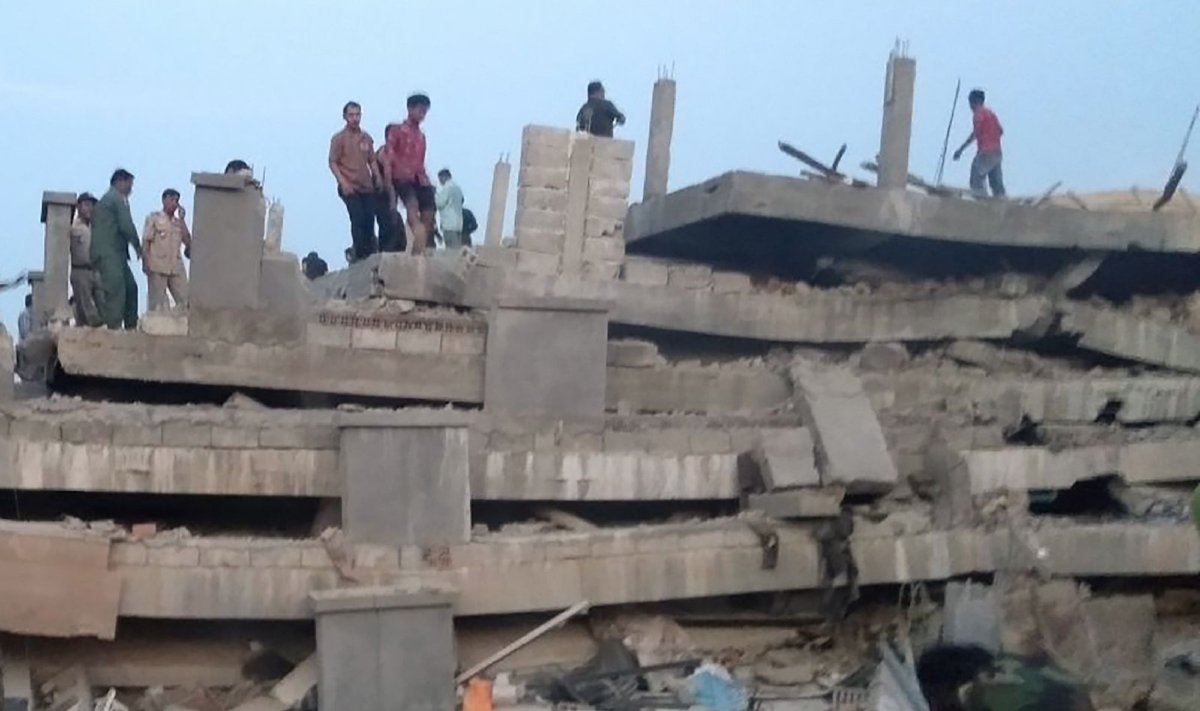 Kambodžoje sugriuvus statomam pastatui po nuolaužomis liko kelios dešimtys darbininkų