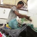 Vyras iš Indonezijos plastiko atliekas paverčia kuru savo motoroleriui
