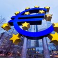 Ekonomikai svyrant recesijos link, euras patiria spaudimą
