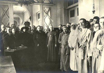 Sofija Smetonienė ir Anatanas Smetona lanko nukentėjusiuosius nuo karo