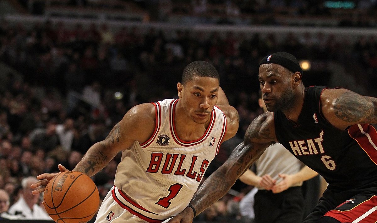 Derrickas Rose'as ("Bulls") veržiasi pro LeBroną Jamesą ("Heat")
