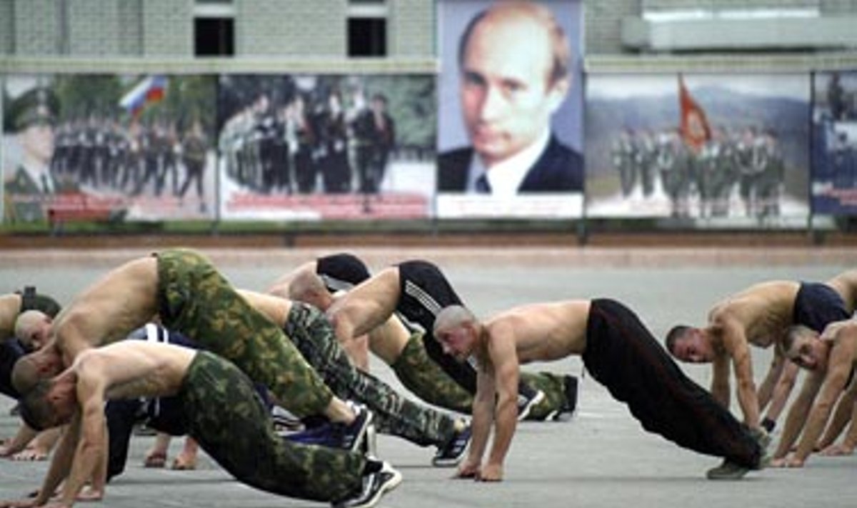 Rusijos kariai Čečėnijoje treniruojasi priešais šalies prezidento Vladimiro Putino portretą