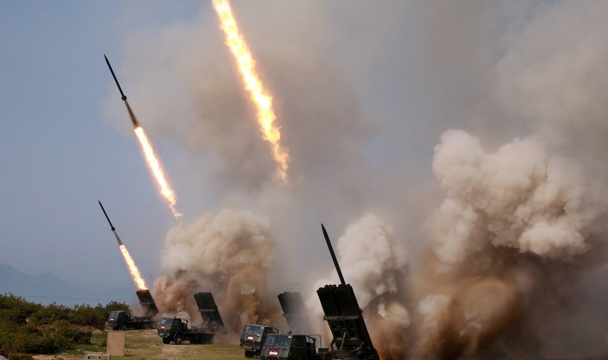 Šiaurės Korėja surengė salvinės raketinės ugnies sistemų bandymus