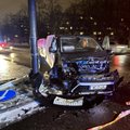 Vilniuje per pusvalandį įvyko dvi avarijos: vienas automobilis apvirto, kitas – rėžėsi į stulpą