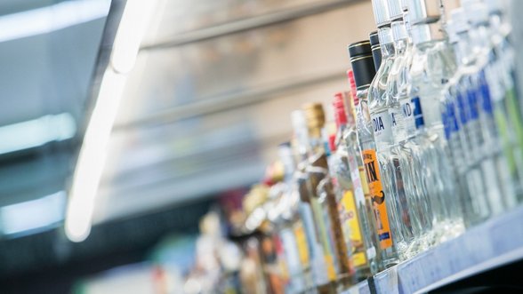 Siūlo neleisti prekybininkams tikrinti visų alkoholio pirkėjų dokumentų