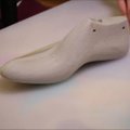 Vaizdo įraše – detalus pasakojimas, kaip gimsta rankų darbo batai