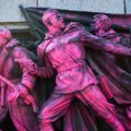 Sovietų armijos paminklas po nakties nušvito kita spalva