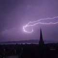 Užfiksuotas įspūdingas vaizdas: virš bažnyčios bokšto – milžiniški žaibo blyksniai