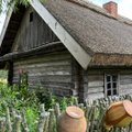 Lietuvos liaudies buities muziejuje atnaujinami unikalių pastatų-eksponatų stogai