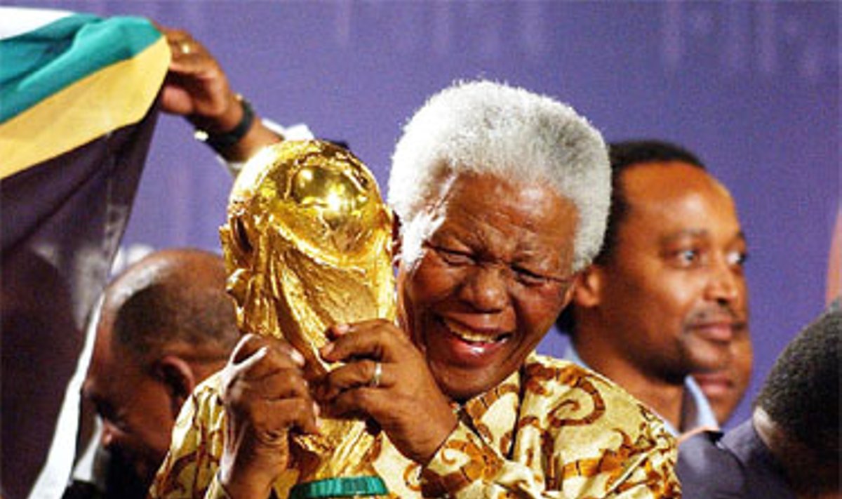 PAR prezidentas N.Mandela kelia pasaulio futbolo taurę