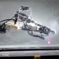 Strutį primenantis robotas bėgdamas pats išlaiko pusiausvyrą