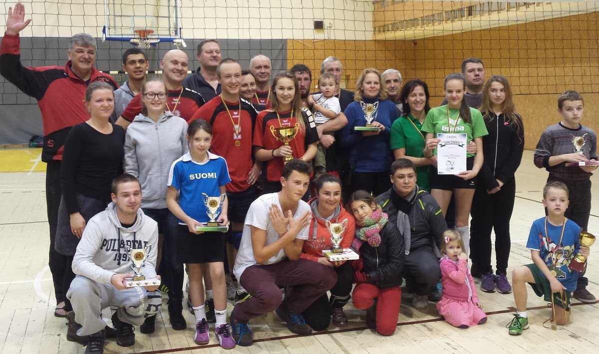 Vilniaus šeimų tinklinio turnyro dalyviai 