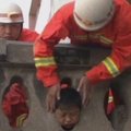 Kinijoje ugniagesiai išgelbėjo galvą į laiptų turėklų tarpą įkišusį berniuką
