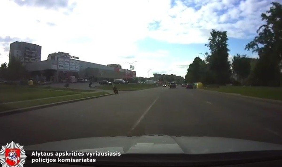 Nufilmuotos pavojingos motociklininkų gaudynės Alytaus gatvėmis 