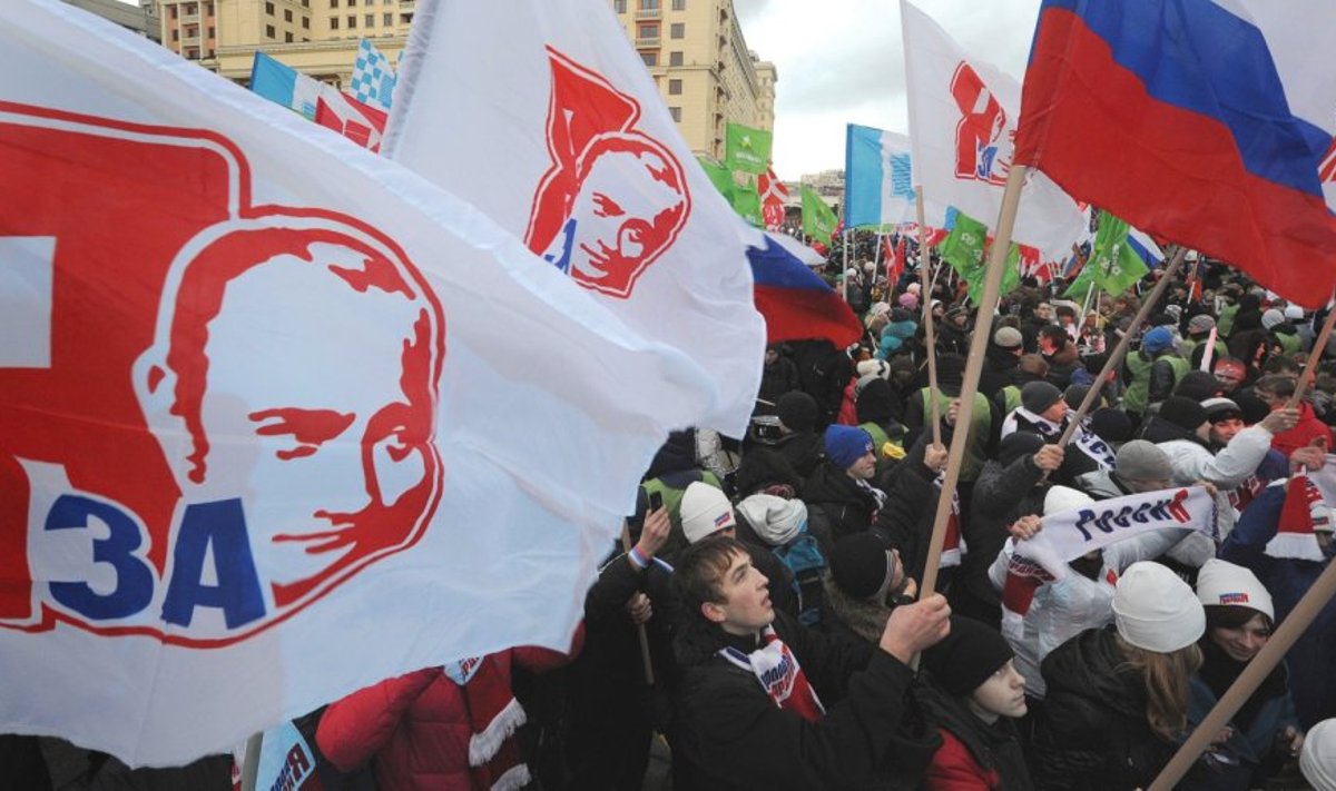 Maskvoje susirinko D.Medvedevo ir V.Putino rėmėjai