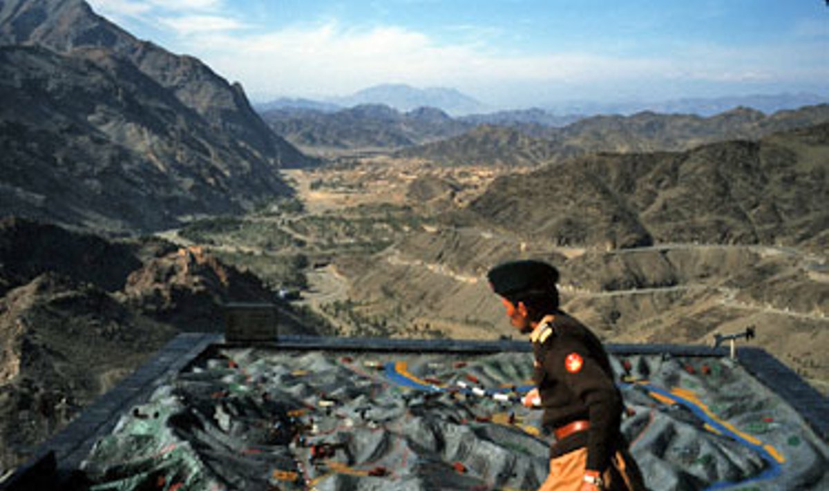 Kareivis rodo saugomas Khybero perėjos vietas.