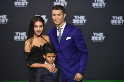 Cristiano Ronaldo su drauge ir sūnumi