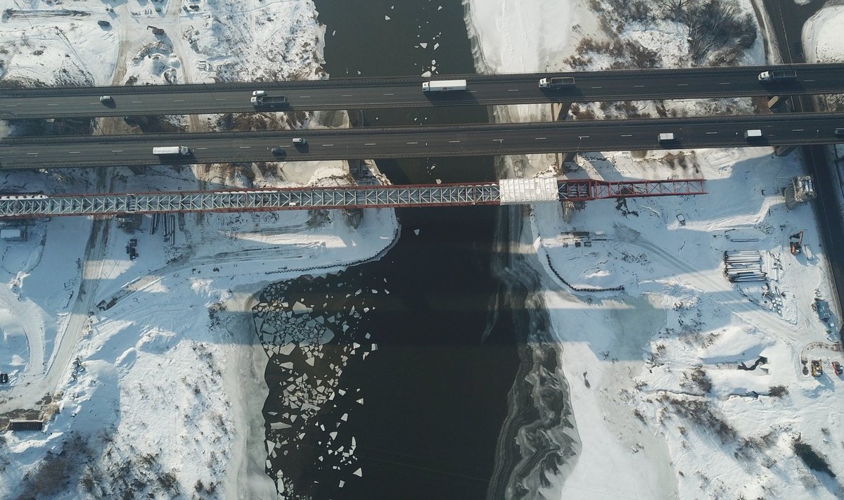 Kauno rajone baiminamasi pavasarinio potvynio: statant tiltą per Nerį susiaurėjo upės vaga