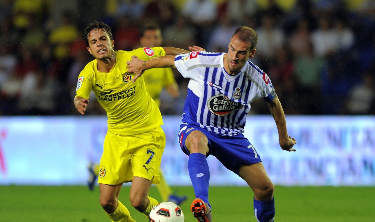 Nilmaras ("Villarreal", kairėje) kovoja su Alberto Lopo ("Deportivo") 