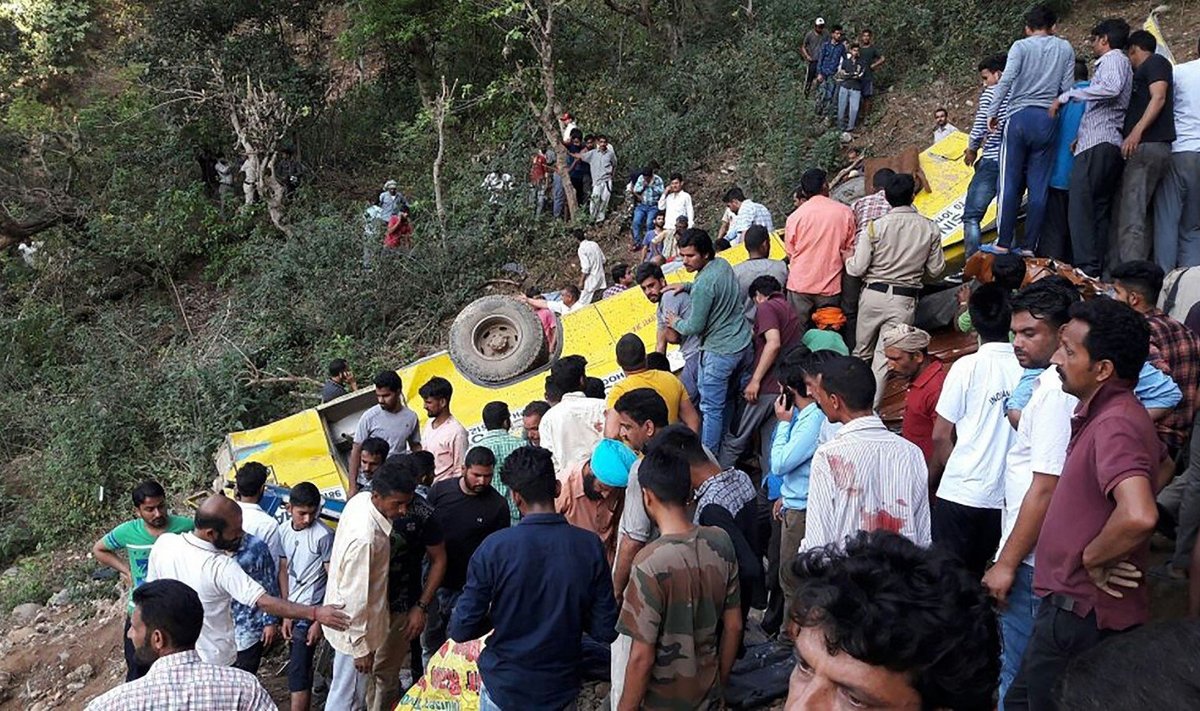 Indijoje autobusas nulėkė nuo skardžio