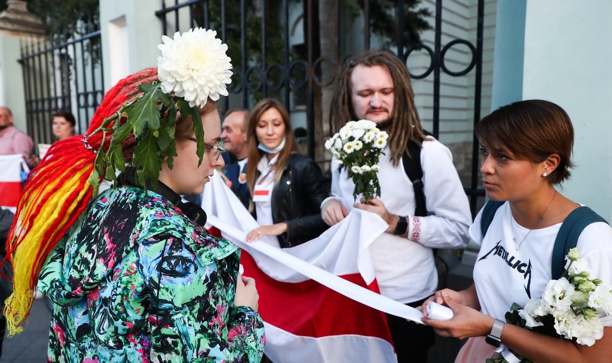 Protestuotojai prie Baltarusijos ambasados Maskvoje
