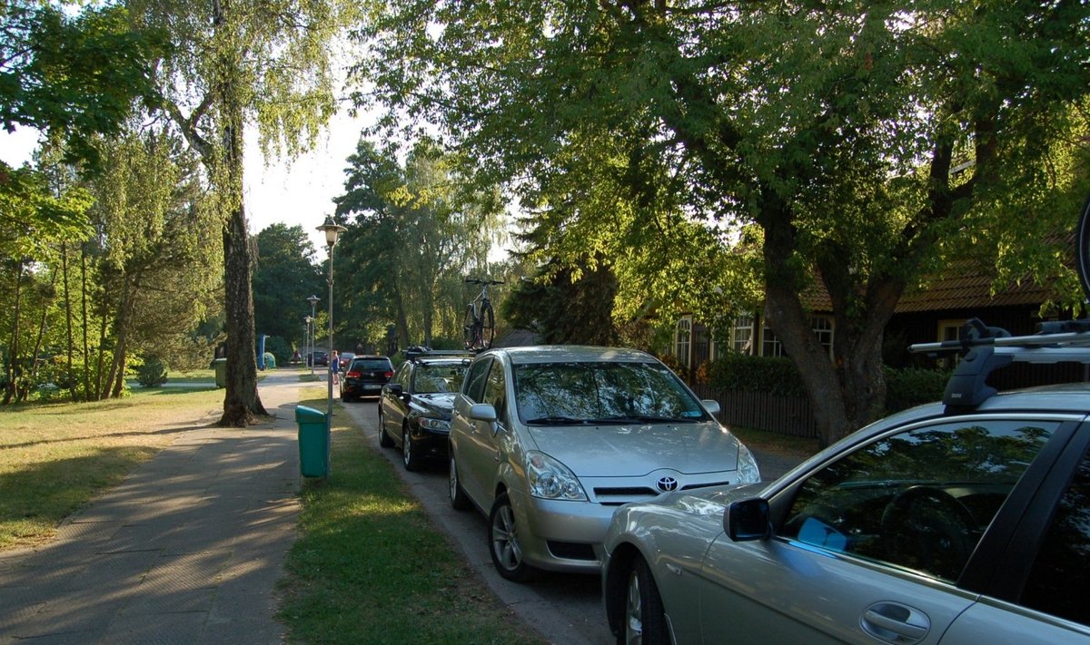 Pervalkos gatvėje stovintys automobiliai