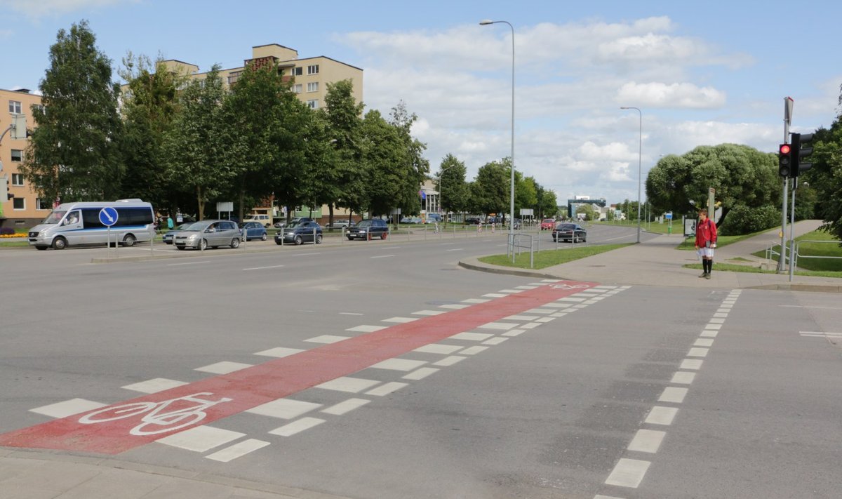 Važiuodami raudonai žymėta zona dviratininkai neprivalo nulipti nuo dviračio ir jį vestis. Tačiau raudona linija dviračių transporto priemonių savininkams pirmumo nesuteikia