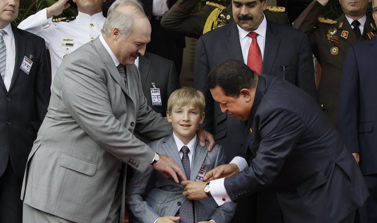 Aleksandras Lukašenka su sūnumi Nikolajumi ir Hugo Chavezas