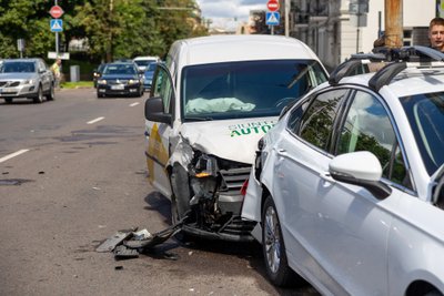 Vilniuje Mindaugo gatvėje susidurė 3 automobiliai