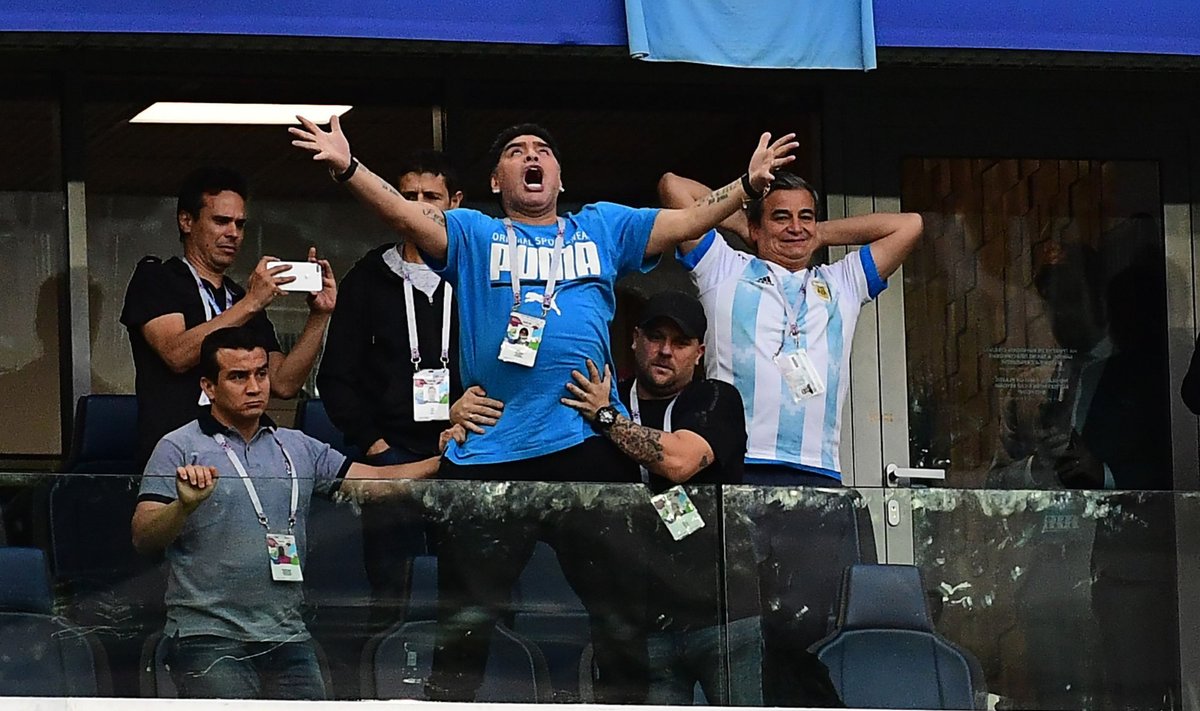 Apkvaitęs Diego Maradona šėlo tribūnose per Argentinos rinktinės rungtynes