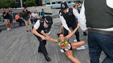 Активисток FEMEN скрутили во время протеста в Лондоне