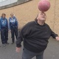 130 kg sveriantis kamuolio žongliruotojas tapo interneto sensacija
