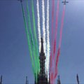 Italijos karinių oro pajėgų akrobatinio skraidymo komanda danguje piešia Italijos trispalvę