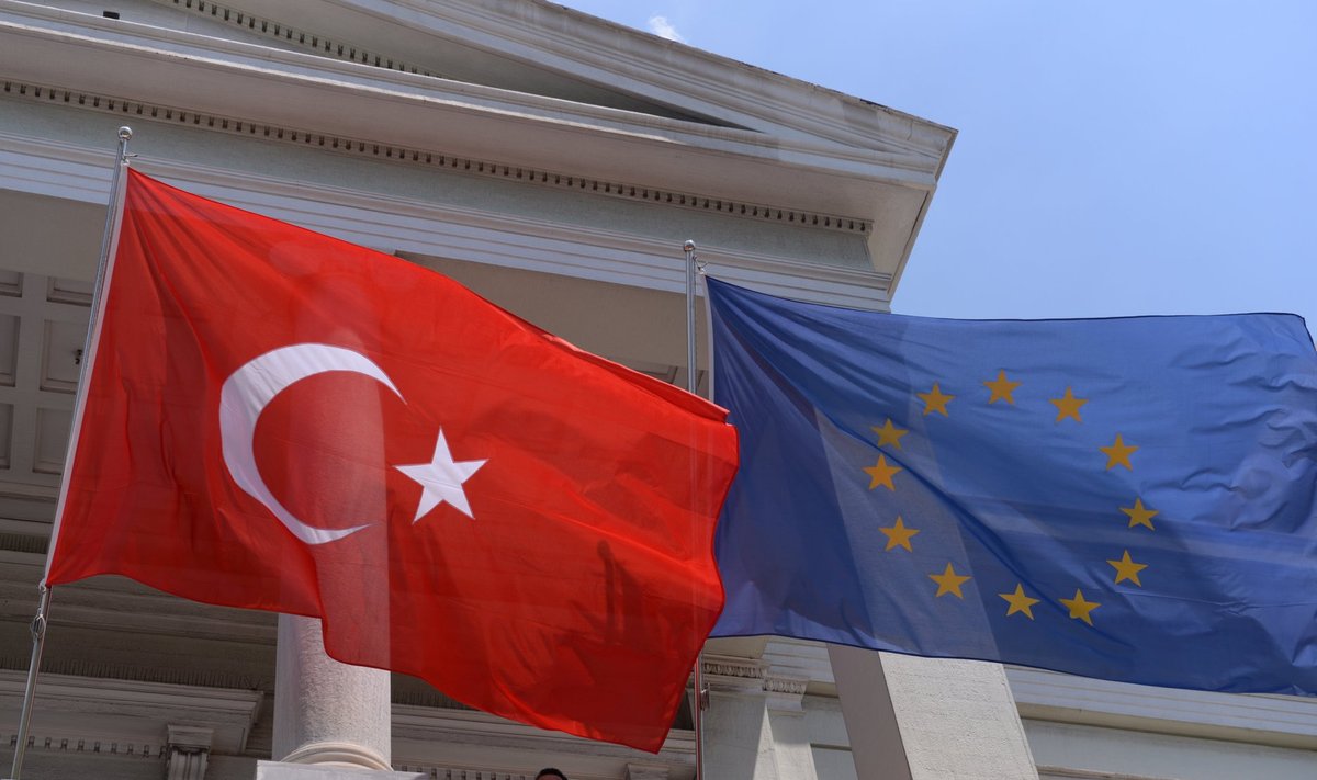 ES ir Turkijos vėliavos