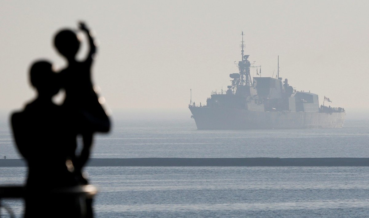 Kanados „Halifax“ klasės fregata „HMCS Toronto“ plaukia pro Odesos uostą