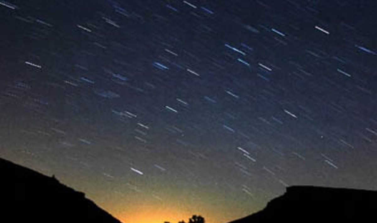Virš Ispanijos miesto Talamillo del Tozo matomas meteoritų lietus.