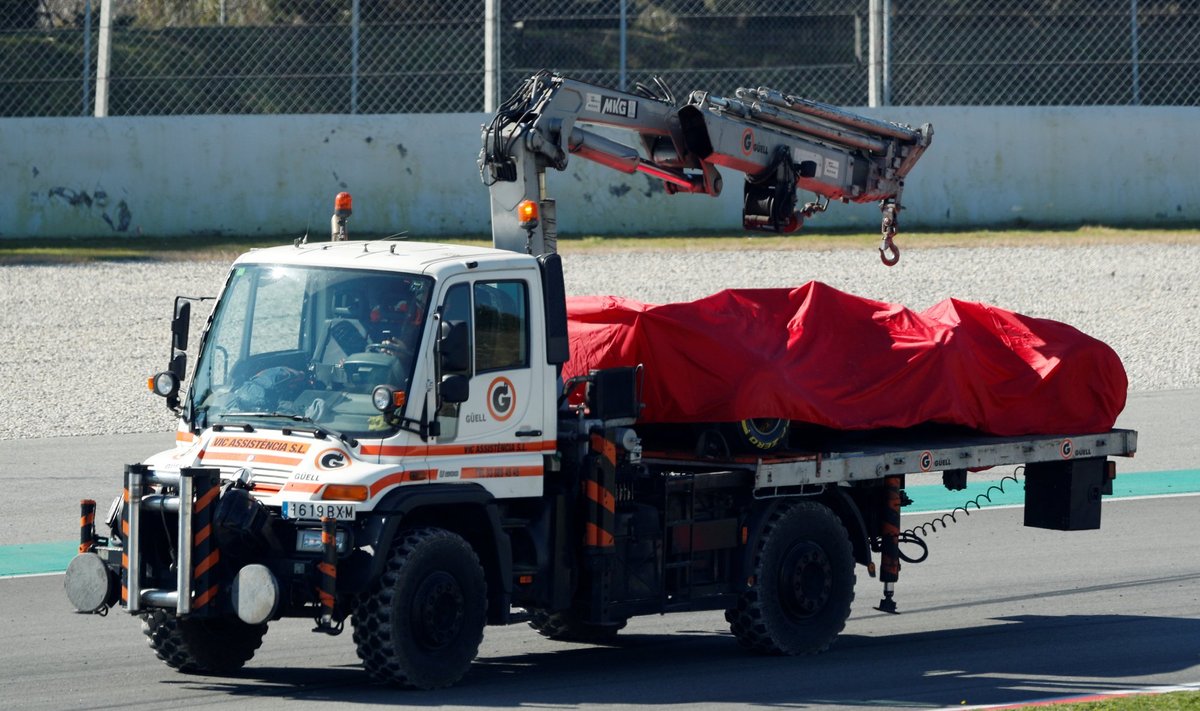 Sebastianas Vettelis Barselonoje pateko į avariją, išvežamas automobilis